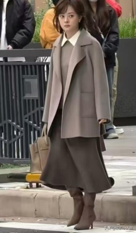 孙俪无锡拍戏被偶遇，身穿毛呢大衣新发型好洋气，本人又瘦又美！