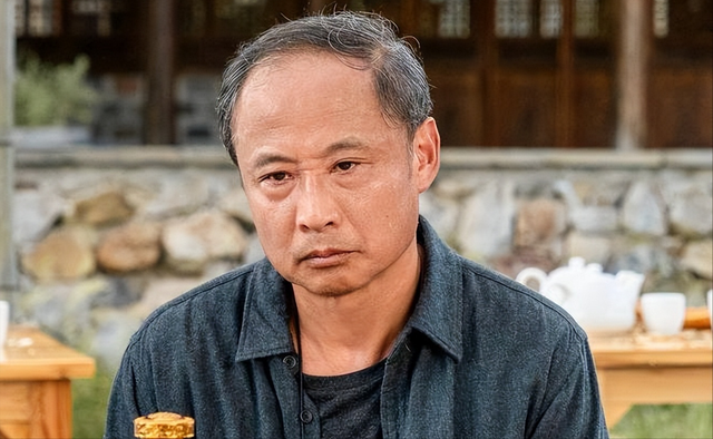 孩子父亲真相大白一月后，奚美娟低调露面	，手足无措，落寞呆坐