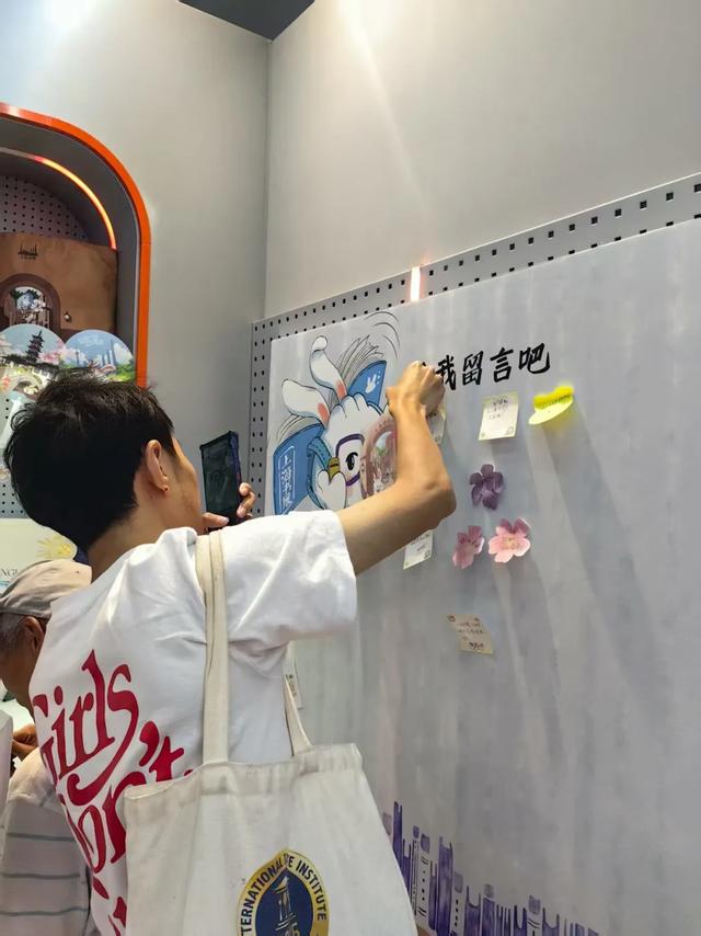 淘书逛展、夜游夜市、盖章打卡……上海书展的快乐，弥漫在整座城市→