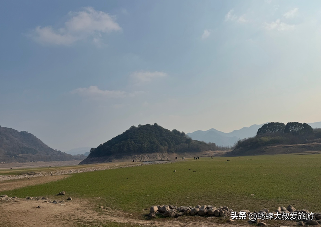 被誉“浙江小伊犁”的人工湖亮了，超级治愈，免费且能拍电影大片