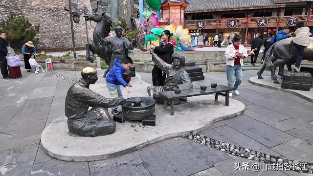 四川北部的十八线小城，不仅有机场和高铁站，还有一大堆绝美景点