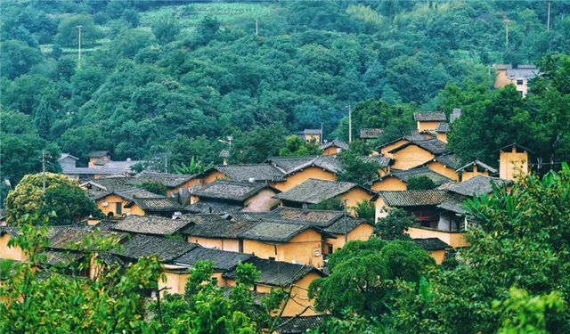 不输昆明！高铁可达20℃暖冬小城，泡温泉晒太阳水果随吃！人少物价低，6元就嗦粉！