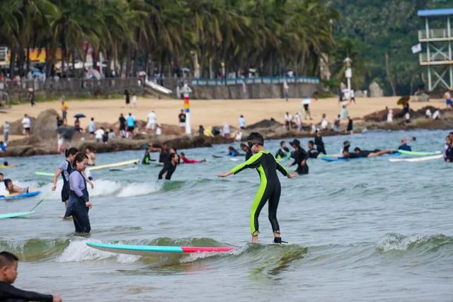 浪尖、海岸与咖啡香：解锁万宁的冬日浪漫
