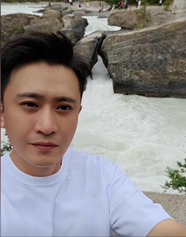 闯祸了！央视主持人国外游，携妻女高调炫海外生活，被网友骂惨