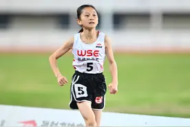 宿迁12岁女孩，800米2分21秒夺冠，全网爆赞！图片
