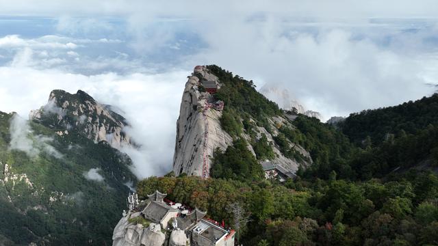 雨后华山云雾绕 奇险俊秀入“仙境”