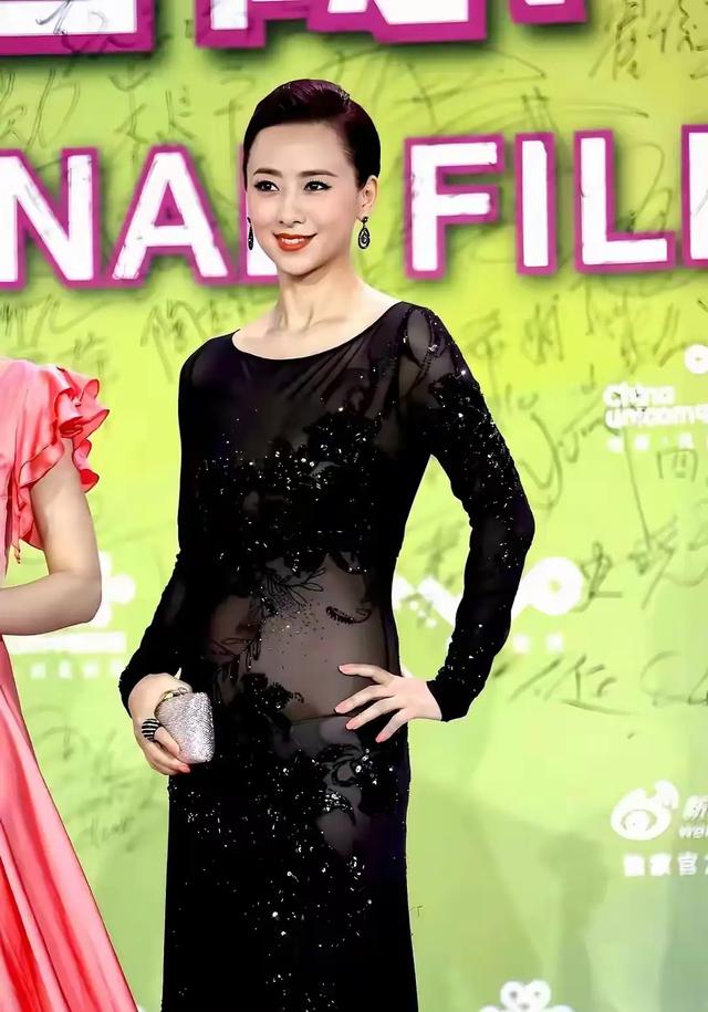 44岁敢穿一身薄纱透视裙走红毯，小肚子上没一丝赘肉	。依旧是女神