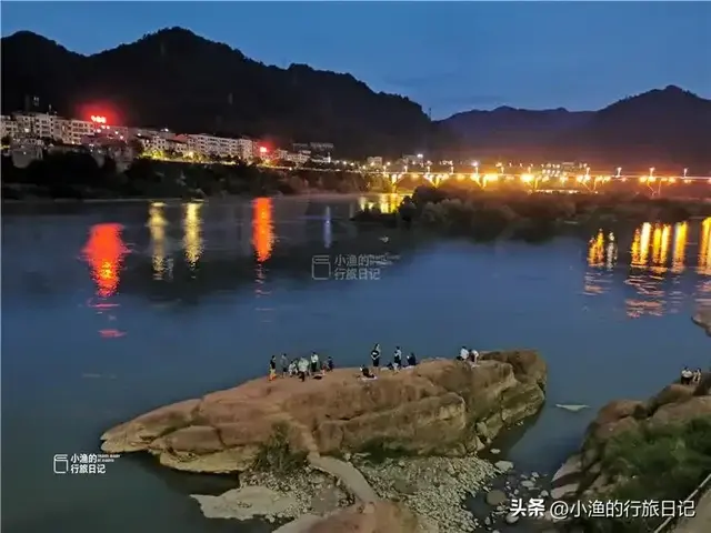 藏在秦巴腹地的陕南小城，汉江将它一分为二，沿江的石头全是红色