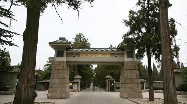 05年薄一波癌症住院，5个月后陷入昏迷，生命最后未留一言半语