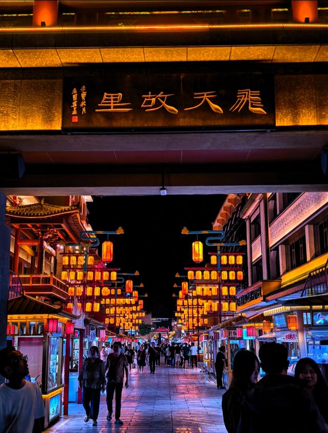 壕出圈了！甘肃一夜市厕所火了！游客：星空顶+飞天壁画巨上头！