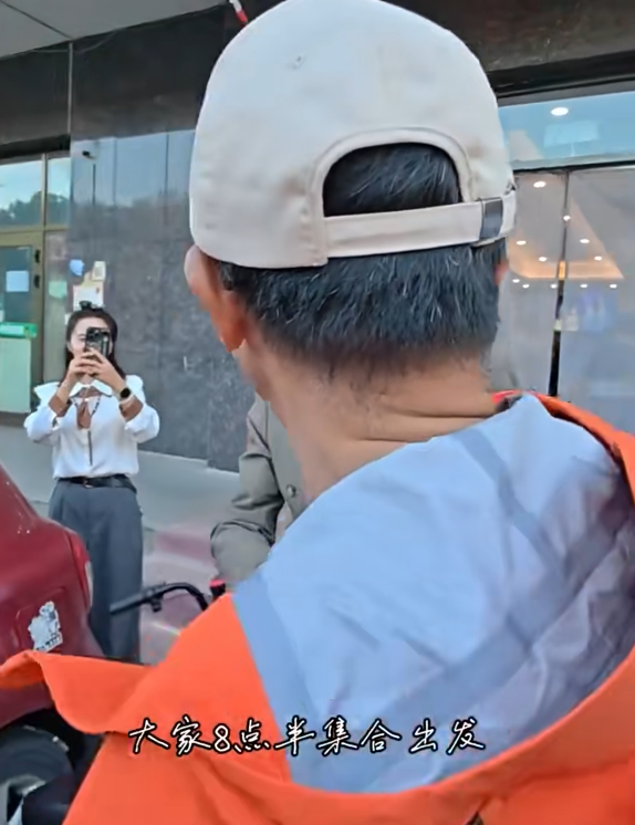 俞敏洪新疆旅行，大早上喝“上马酒”，还跟美女老板一起走秀