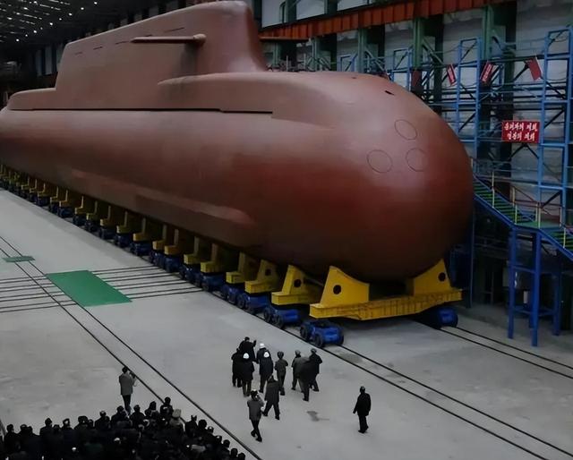 朝鲜出手了，金正恩亲临现场，一颗导弹砸向日本海，高市早苗傻眼