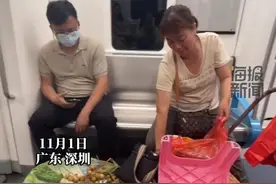 大妈带板车和水果乘坐地铁 地铁安全员帮忙拉车 客服回应：地铁内不允许买卖物品图片