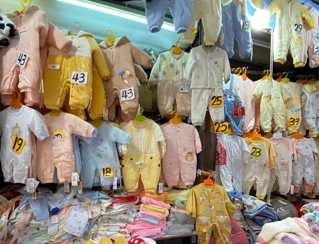 公职人员穿脏童装退货	，骂商家"孩子下地狱"？辞职道歉就完了？