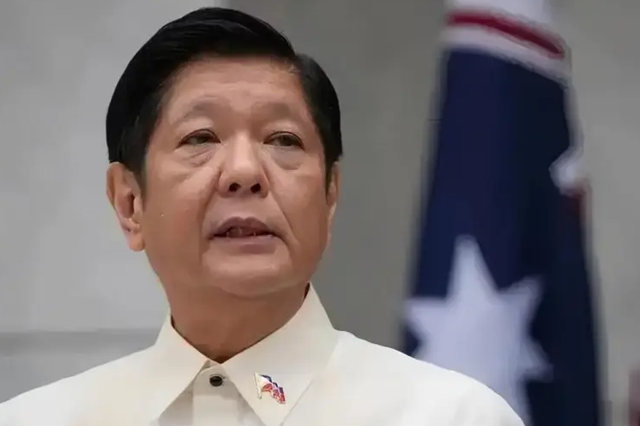 菲船硬闯，还持刀威胁中方人员	，海警强硬反击，菲船受损人员受伤