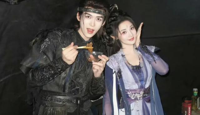 这对姐弟恋…这么甜的吗?我倒看看多好磕?