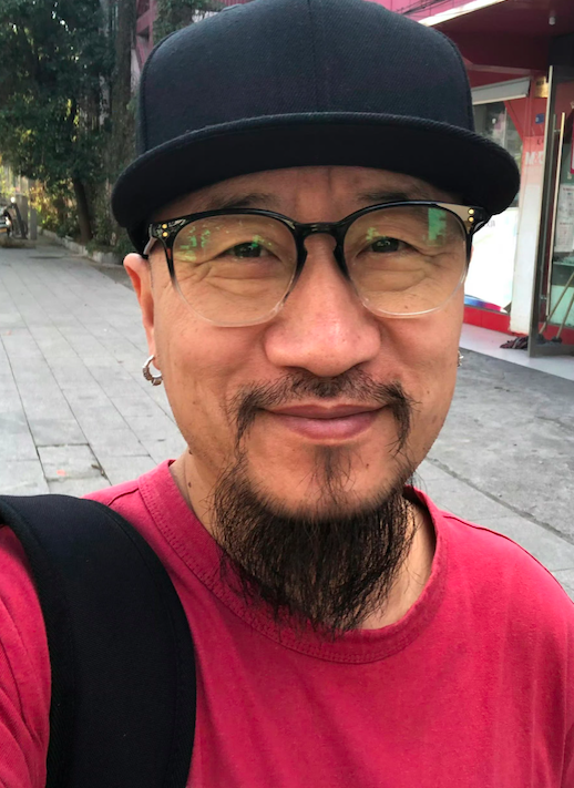 李保田54岁儿子中年叛逆，纹花臂打耳钉戴佛珠，回应：父在不留须