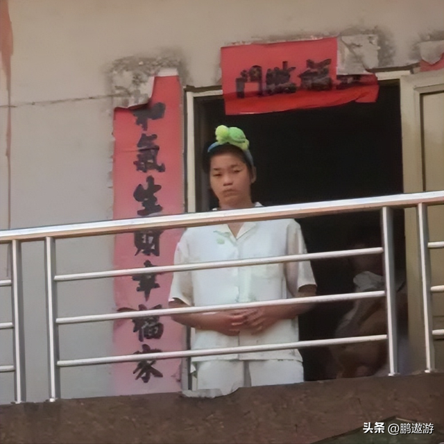 全红婵又回家看爷爷奶奶了！背着LV包去“炸街”，妹妹染了新头发