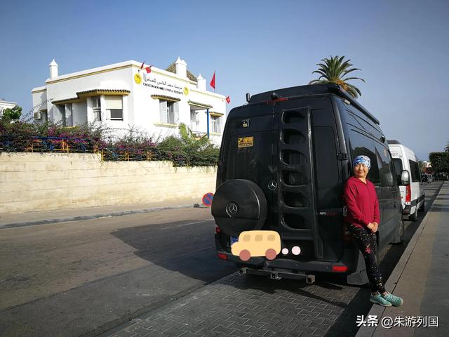 送完最后一件衣服，我们离开了摩洛哥