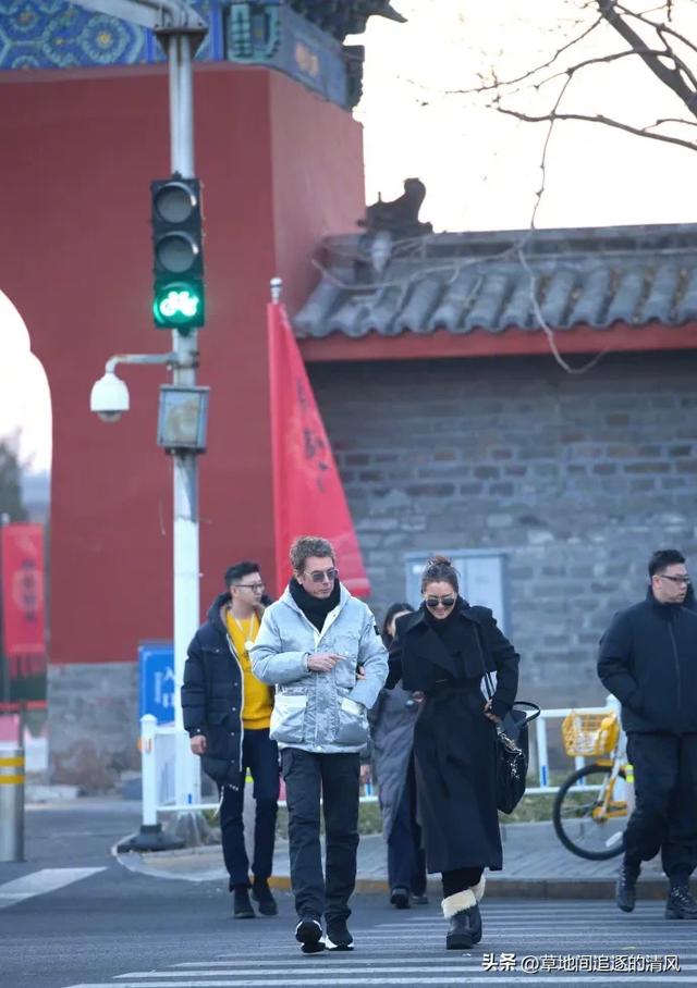 59岁的巩俐和77岁丈夫北京街头游客照，幸福又温馨的样子！ ​​​