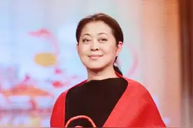 64岁倪萍：苍老憔悴依然忙，坚决不移民，担心继子的婚恋图片