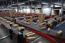 我国快递年业务量首次突破1200亿件，该件由顺丰寄出图片