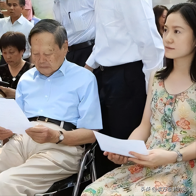 杨振宁走后1个月, 翁帆搬离别墅, 带走34箱东西, 那是她全部的财产