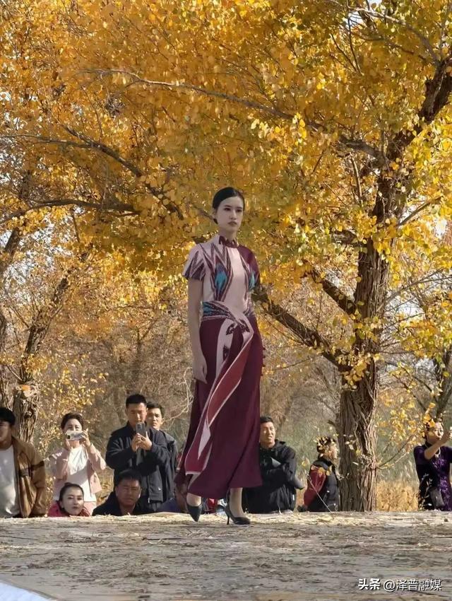 泽普县：艾德莱斯纹缀旗袍 胡杨林间续写深情