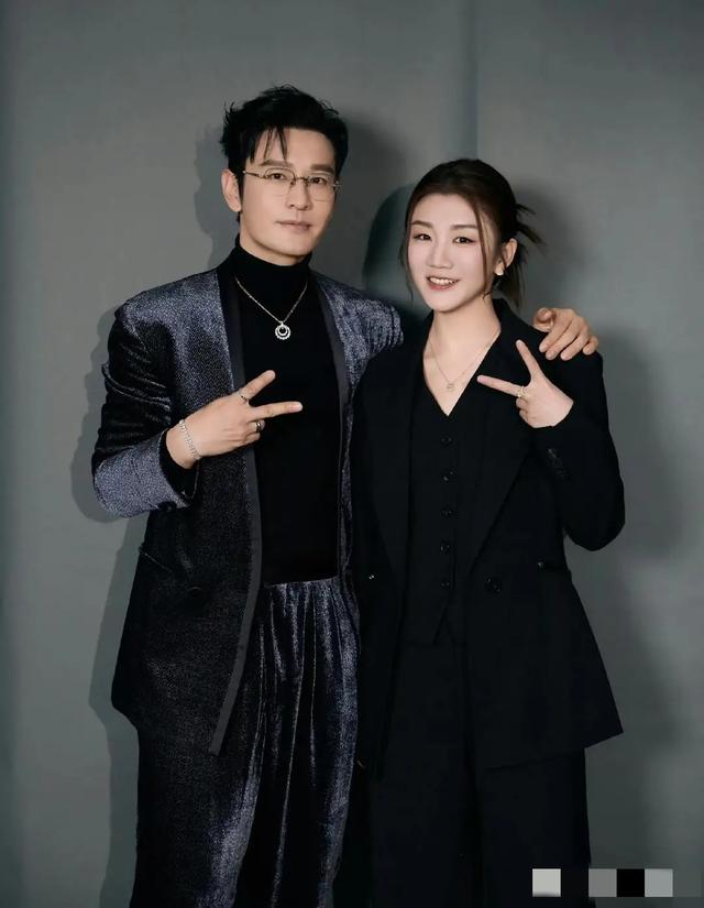 陈梦发布和表哥黄晓明合照配文：这不巧了，酷妹碰到了帅帅的哥！