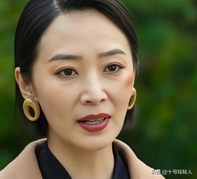 嫁给落魄时的黄海波，任劳任怨养夫多年，曲栅栅现终于苦尽甘来