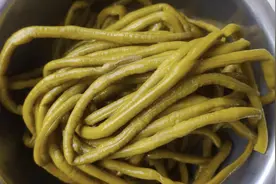 腌酸豆撅子时，不要只放盐，80岁老奶奶教你1招，更酸爽不怕坏！图片