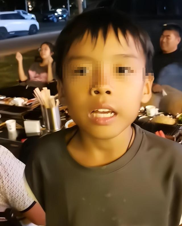 亲爹把儿子扔新疆国道上，妈妈烈日徒步1.5公里寻找，后续很寒心