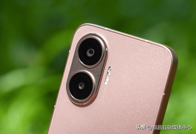 红米豁出去了！240万跑分+7550mAh+金属中框，256GB不到1500元
