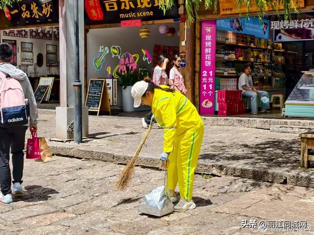 丽江古城暑期保洁强度翻倍 90余名保洁员坚守岗位护美景