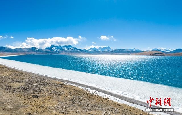 西藏山南：普莫雍措冰推似钻镶嵌蓝湖