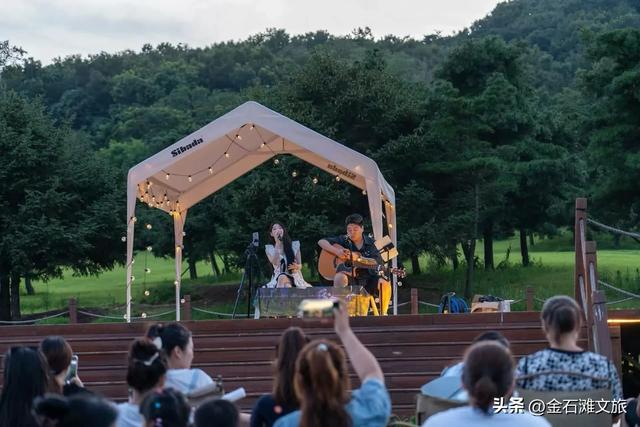 长假前两天，金石滩各景点活动多人气旺