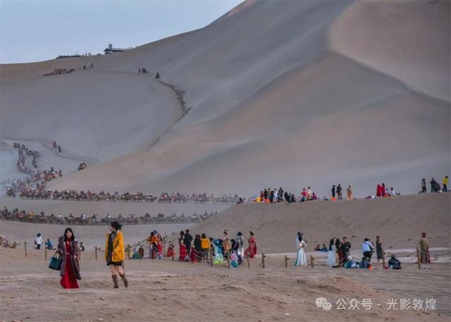 甘肃敦煌迎来国庆节中秋节双节旅游高峰