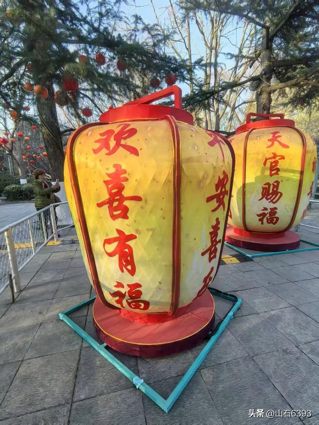 新华社原军事记者陶俊峰泉城美拍——筹备中的迎春花灯