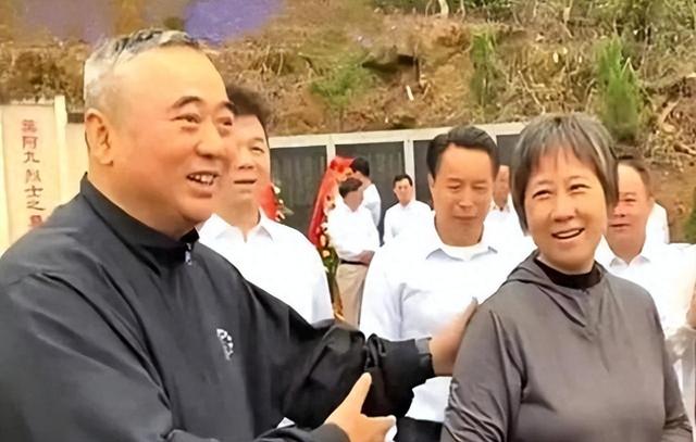 李鹏总理儿媳罕见留影，五官端正长相大气，爷爷功勋卓著比肩元帅