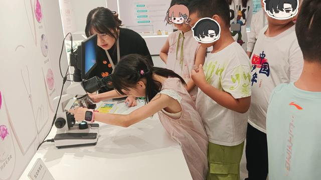 郑州市儿童福利院联合爱心机构举行生物奥秘探索主题研学活动