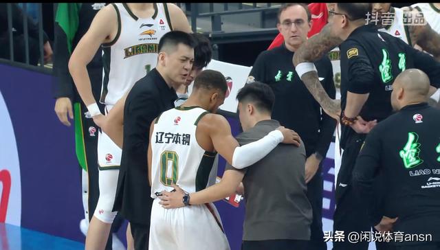 杨鸣遭驱逐辽宁负北京！谁注意到他跟赵睿沟通判罚，太想赢了！