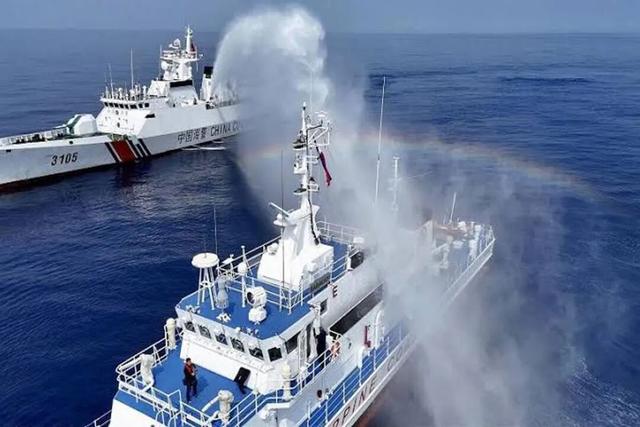 菲律宾数艘公务船，兵分五路包围黄岩岛，中国海警主动出击