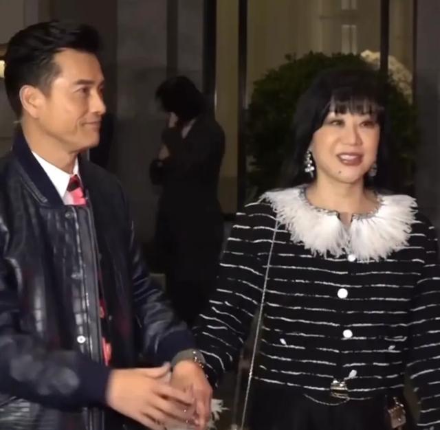 这一夜,傅鹏程成了杨受成的宾客,温碧霞很娇俏,吕良伟夫妻恩爱