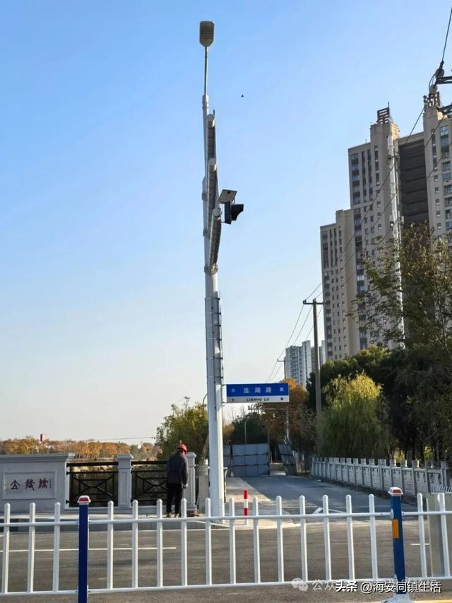 在海安新立发桥上看看老通扬河的水，回味春秋风云！