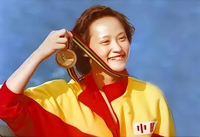宣布复出不到一周，全红婵罕见露面挂牌仪式，身材基本恢复如初