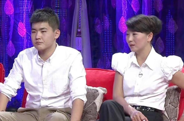 风向变了？央媒公开点名闫学晶，文案信息量大，32岁儿子也被连累