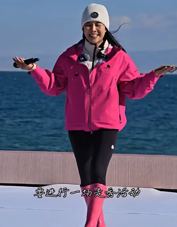 俞敏洪新疆旅行，大早上喝“上马酒”，还跟美女老板一起走秀