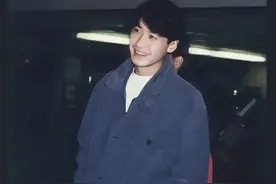 黎明年轻时有多帅，网友:黎明下楼梯抽烟那个片段能把我迷成智障图片