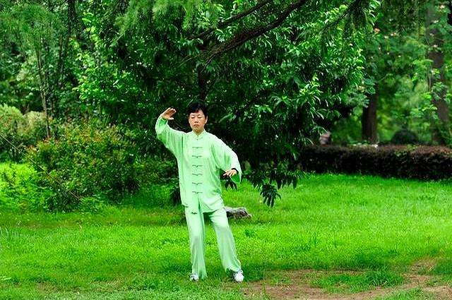 八段锦练对才养人：核心招式+发力秘要+精准适配场景