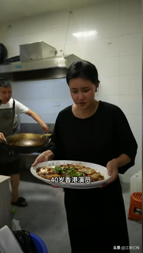 恭喜！43岁香港过气“艳星”再婚嫁山东小伙，火速造人肚子已显怀
